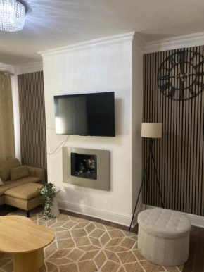 Traditional Central Home-Games Room-Free Parking